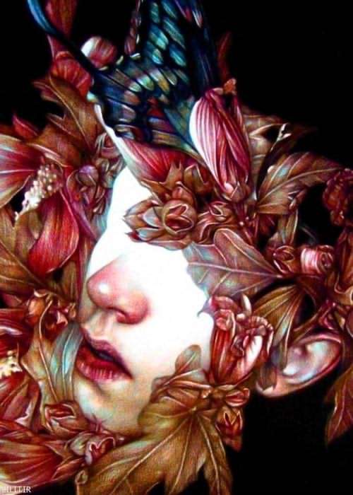 تابلو نقاشی چهره گمشده در بین برگ‌های خشک پاییزی