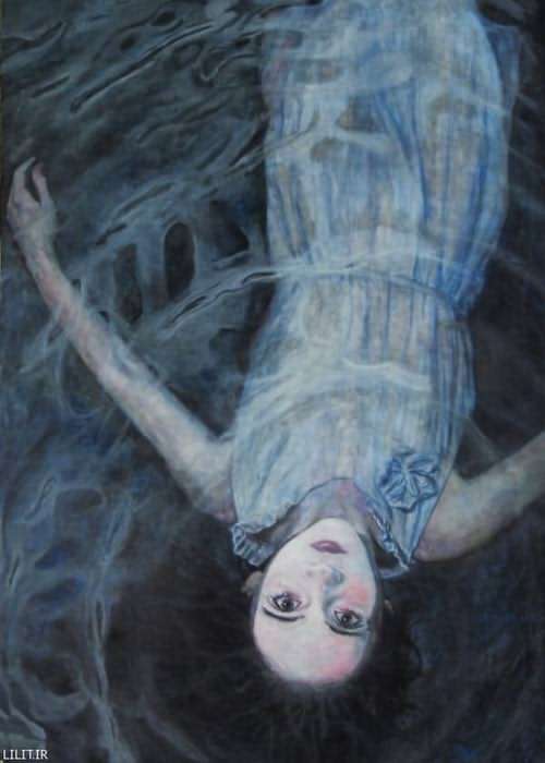 تابلو نقاشی دختری شناور در آب تاریک