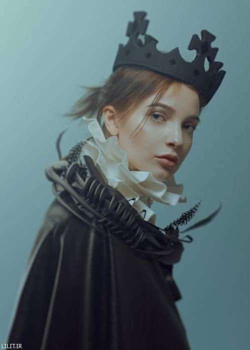 تابلو عکس ملکه سیاه پوش