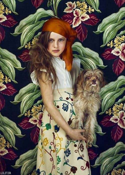 تابلو عکس مدل دخترک کولی با سگ پشمالو