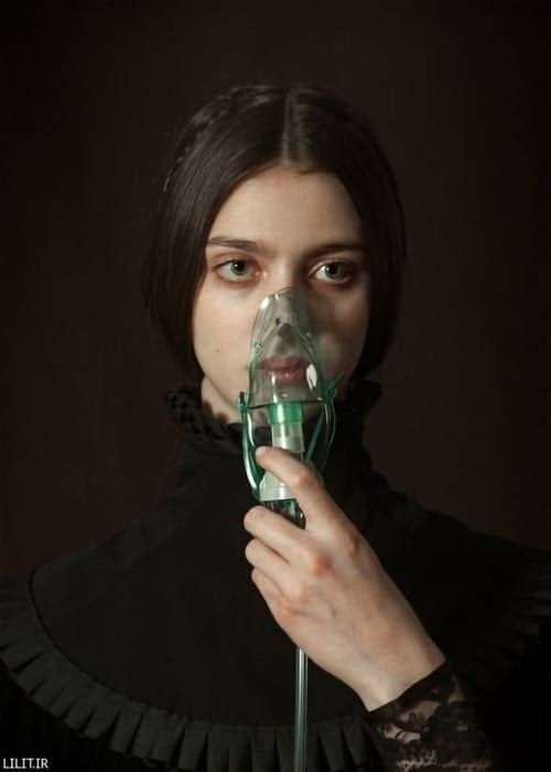 تابلو عکس خانم متشخص و ماسک اکسیژن