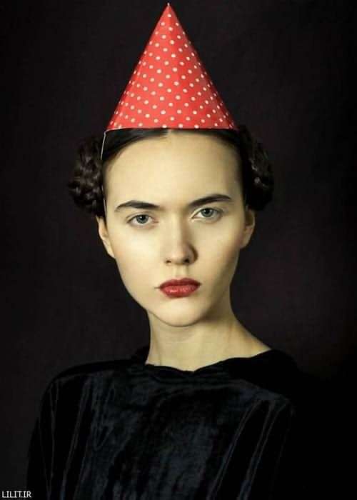 تابلو عکس خانم متشخص و کلاه بوقی جشن تولد