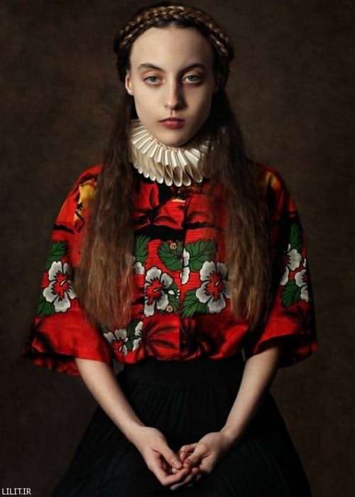 تابلو عکس پرتره یک دختر رنسانسی با لباس ژاپنی