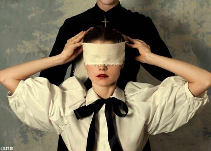 تابلو عکس کشیش و دختری با چشمان بسته