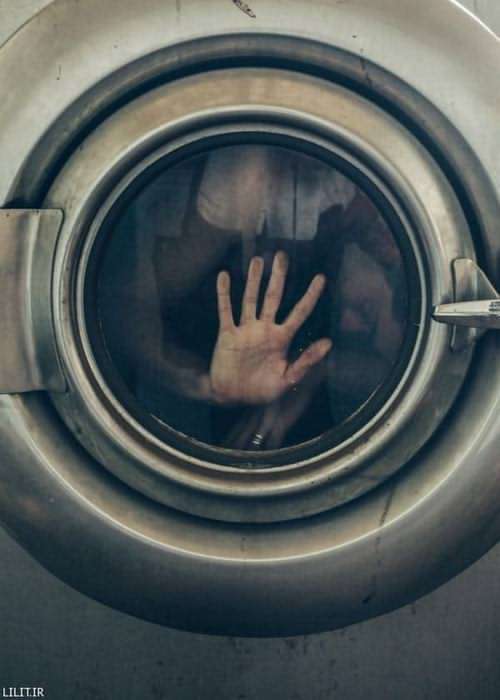 تابلو عکس بیگانه‌ای اسیر محفظه لباسشویی