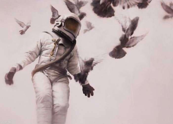 تابلو عکس فرار بیگانه با کبوتر‌ها از سیاره ناشناخته