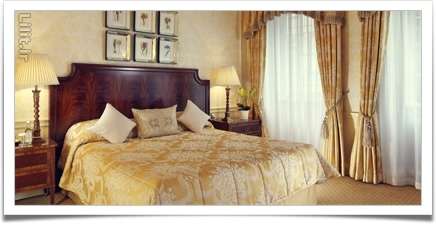 اتاق‌خواب مجلل با طرح گل‌های طلایی و سبک سلطنتی