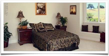 اتاق‌خواب لاکچری با رنگ‌های سفید، سیاه و طلایی