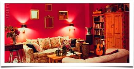 اتاق نشیمن قرمز عاشقانه گرم