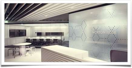 طراحی دکوراسیون لابی فضای اداری با استفاده از رنگ سفید