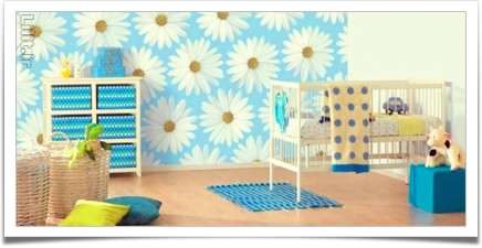 برچسب دیواری اتاق کودک با طرح گل‌های سفید در زمینه آبی