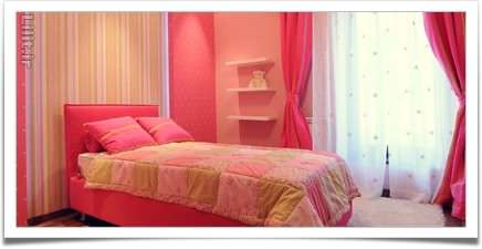 طراحی اتاق کودک با رنگ صورتی و پرده و روتختی گلدار