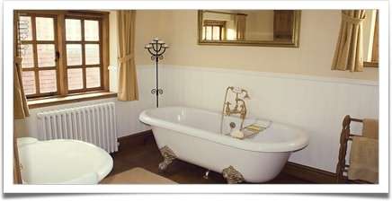 طراحی دکور حمام با وان کلاسیک لاکچری
