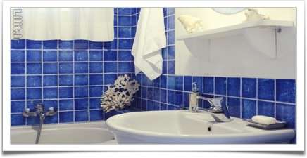 طراحی فضای سرویس بهداشتی با کاشی‌های آبی لاجوردی