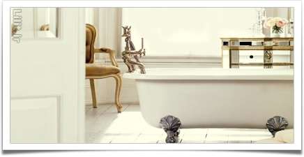 حمام لوکس و زیبا به سبک کلاسیک با کمدهای شیشه‌ای