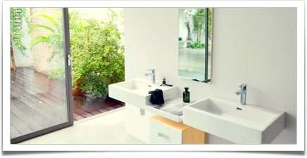 دکوراسیون مدرن حمام با نورگیر حیاط و درب شیشه ای