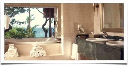 دکوراسیون داخلی حمام با نورگیر عالی چشم‌انداز منظره رویایی دریا