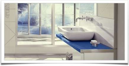 حمام و دستشویی مدرن آبی و سفید با چشم‌انداز دریا