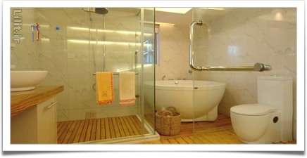 حمام و دست‌شویی شیشه‌ای با کفپوش چوبی