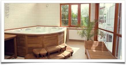 حمام جکوزی بزرگ و محیط با ساختار چوبی