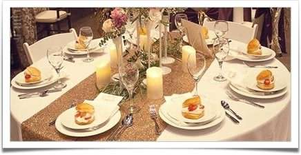 میز غذاخوری را رویایی و عاشقانه با استفاده از شمع‌های زیبا